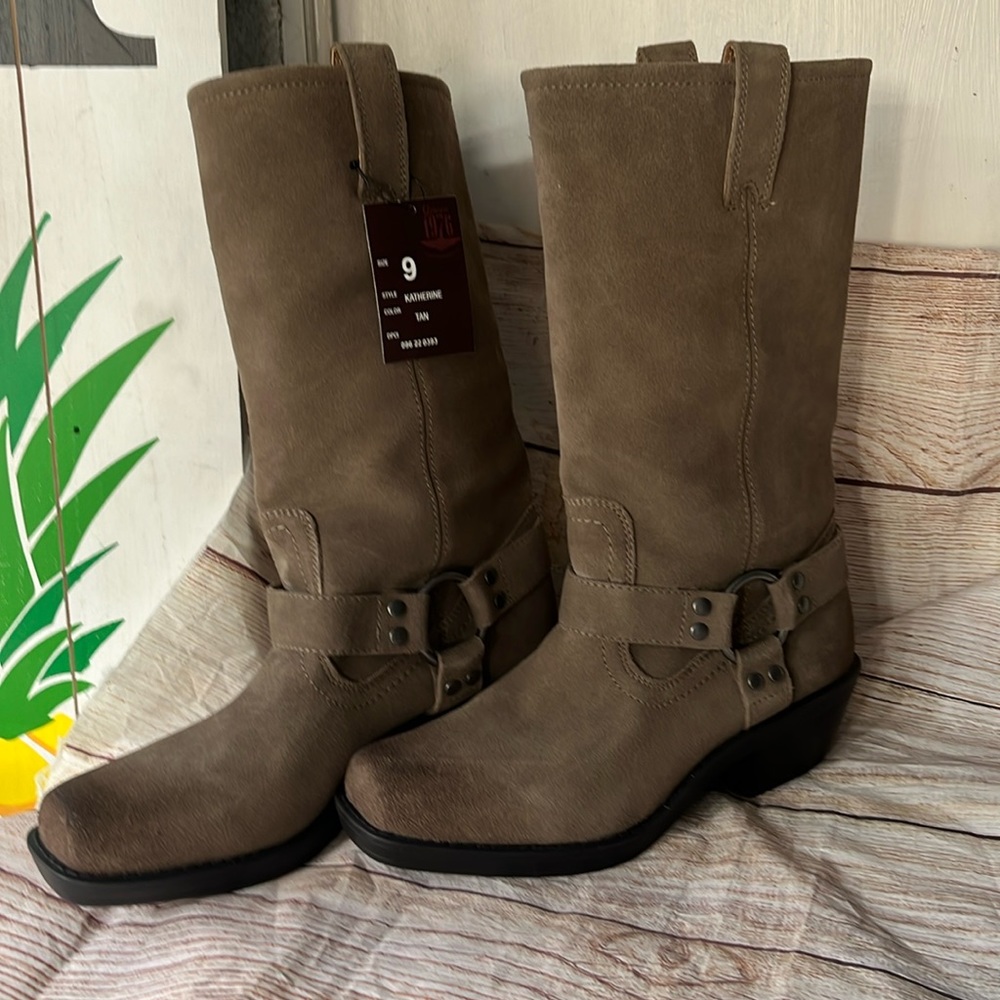 Genuine 1976 boots Tan suede size 9 New